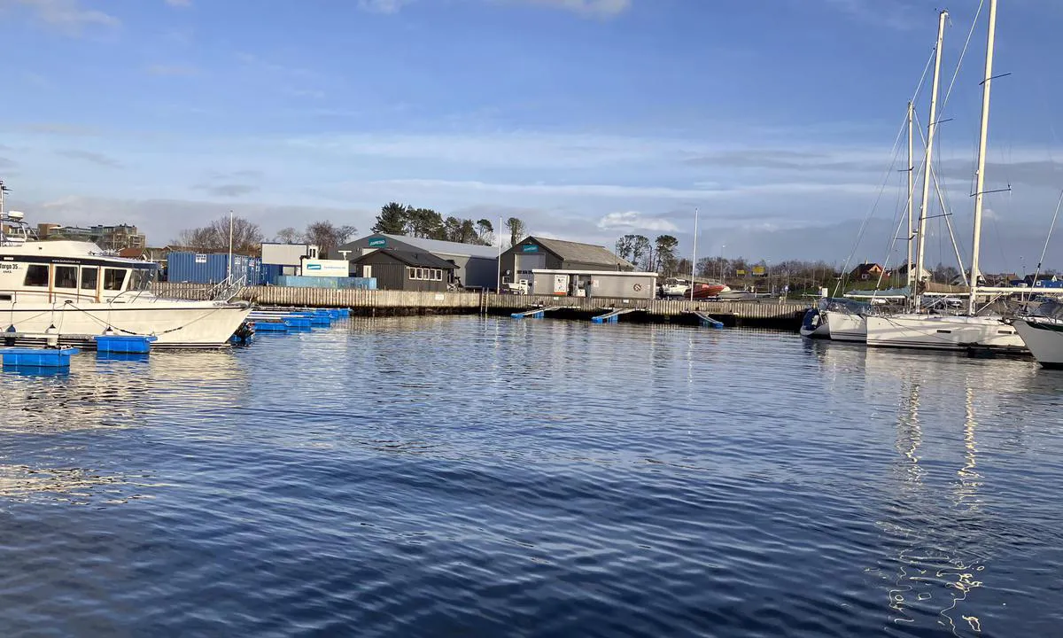 Fuel: Buøy Bunkringsstasjon: {"base": "no", "no": "For store og sm\u00e5 b\u00e5ter", "se": "F\u00f6r stora och sm\u00e5 b\u00e5tar", "en": "For large and small boats", "da": "For store og sm\u00e5 b\u00e5de"}