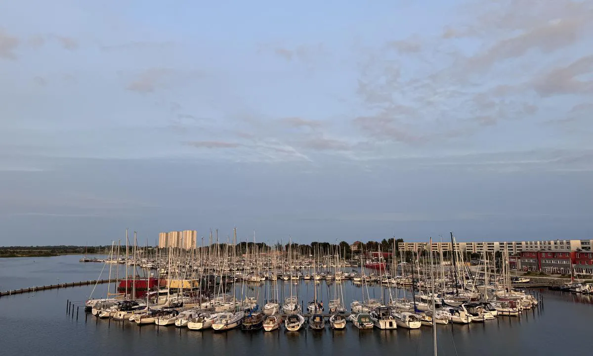 Burgtiefe / Fehmarn: {"base": "en", "no": "Havneudsigten fra den nye platform vest for havnen.", "se": "Harborview fr\u00e5n den nya plattformen v\u00e4ster om hamnen.", "en": "Harborview from the new platform west from the harbor.", "da": "Harborview fra den nye platform vest fra havnen."}