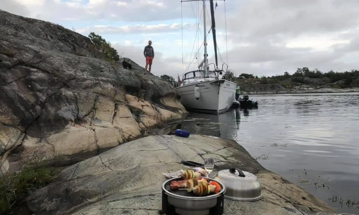 Burøy: {"base": "no", "no": "Ligger inntil fjellet i kilen f\u00f8r Kaninholmen. God dybde om man ikke drar seg for langt inn.", "se": "Ligger intill berget i kilen f\u00f6re Kaninholmen. Bra djup om man inte drar sig f\u00f6r l\u00e5ngt in.", "en": "Located next to the cliff in the cove before Kaninholmen. Good depth as long as you don't go too far in.", "da": "Ligger op til bjerget i kilen f\u00f8r Kaninholmen. God dybde, hvis man ikke g\u00e5r for langt ind."}