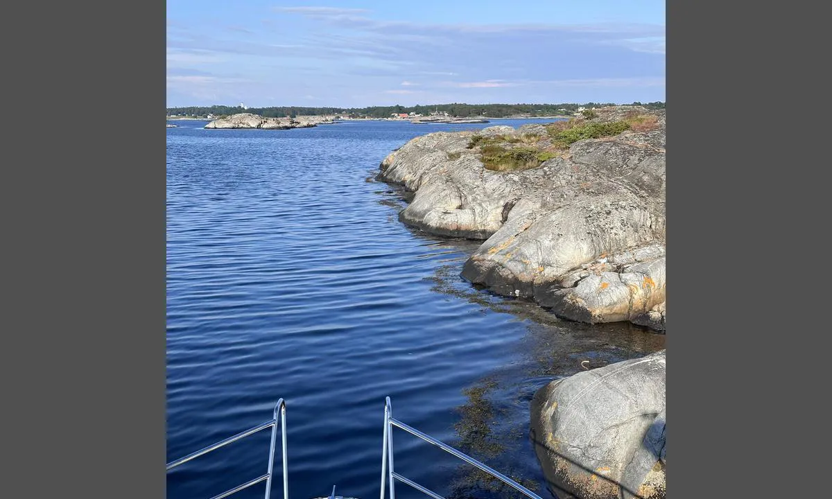 Buskholmane - Telemark: Her retning øst med Jomfruland i bakgrunnen. Flere kroker i fjellet men kanskje litt mer utfordrende for langside. Veldig dypt i sundet så ma ha ut mye tau/kjetting ved baugfeste til fjellet.