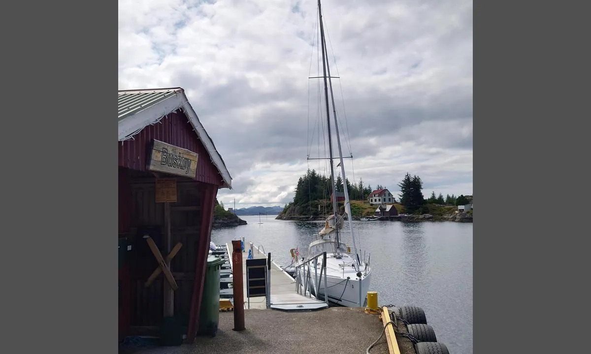 Buskøy: {"base": "no", "no": "Flytebrygga og s\u00f8ndre innl\u00f8pet", "se": "Flytbryggan och s\u00f6dra inloppet", "en": "The floating dock and the southern entrance", "da": "Flydebroen og den sydlige indl\u00f8b"}
