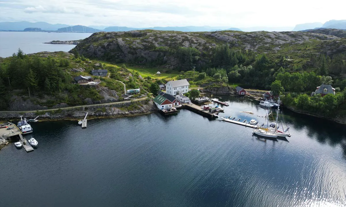 Buskøy: {"base": "en", "no": "Inngang fra nord og s\u00f8r. Fra nord; grunn, men godt merket. Fra s\u00f8r; luftkabel er merket og m\u00e5lt til 25 meter 2023", "se": "Ing\u00e5ng fr\u00e5n norr och s\u00f6der. Fr\u00e5n norr; grunt men v\u00e4l utm\u00e4rkt. Fr\u00e5n s\u00f6der; \u00d6verliggande kabel \u00e4r markerad och m\u00e4tt till 25 meter 2023", "en": "Entrance from North and South.  From north; shallow but well marked.  From south; Overhead cable is marked  and measured 25 mtr 2023", "da": "Indsejling fra Nord og Syd. Fra nord; lavvandet men godt afm\u00e6rket. Fra syd; Overhead kabel er afm\u00e6rket og m\u00e5lt til 25 mtr 2023"}