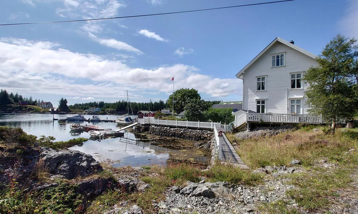Buskøy: {"base": "no", "no": "Fr\u00e5 hamna p\u00e5 Busk\u00f8y", "se": "Fr\u00e5n hamnen p\u00e5 Busk\u00f8y", "en": "From the harbor at Busk\u00f8y", "da": "Fra havnen p\u00e5 Busk\u00f8"}