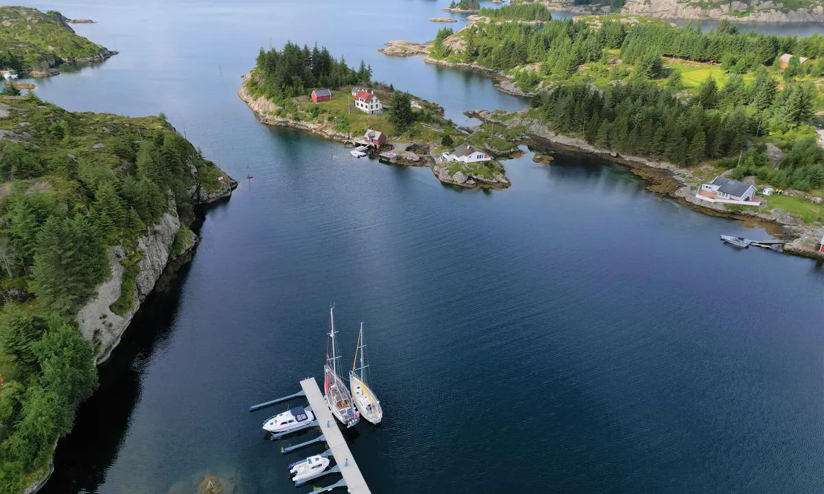 Buskøy: {"base": "en", "no": "Inngang sett mot s\u00f8r. Overhengende kabel 25 m.", "se": "Inlopp mot s\u00f6der. Luftkabel 25 m.", "en": "Entrance looking south.  Overhead cable 25mtr.", "da": "Indsejling set mod syd. Overh\u00e6ngende kabel 25mtr."}