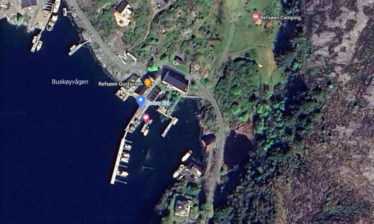 Buskøy: {"base": "no", "no": "Busk\u00f8y med ruteb\u00e5tkai og gjestebrygge.", "se": "Busk\u00f8y med ruteb\u00e5tskaj och g\u00e4stbrygga.", "en": "Busk\u00f8y with a route boat dock and guest pier.", "da": "Busk\u00f8y med ruteb\u00e5dskaj og g\u00e6stebro."}