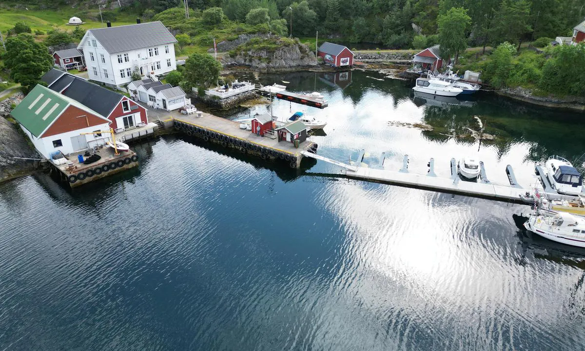 Buskøy: Museum/pub in the red house black roof on jetty