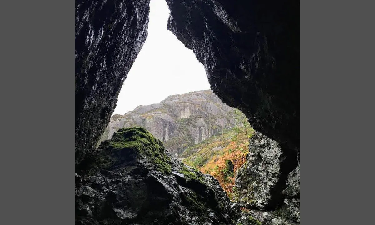 Buskøy: {"base": "no", "no": "Fra inngangen til Busk\u00f8yhola.", "se": "Fr\u00e5n ing\u00e5ngen till Busk\u00f8yhola.", "en": "From the entrance to Busk\u00f8yhola.", "da": "Fra indsejlingen til Busk\u00f8yhola."}