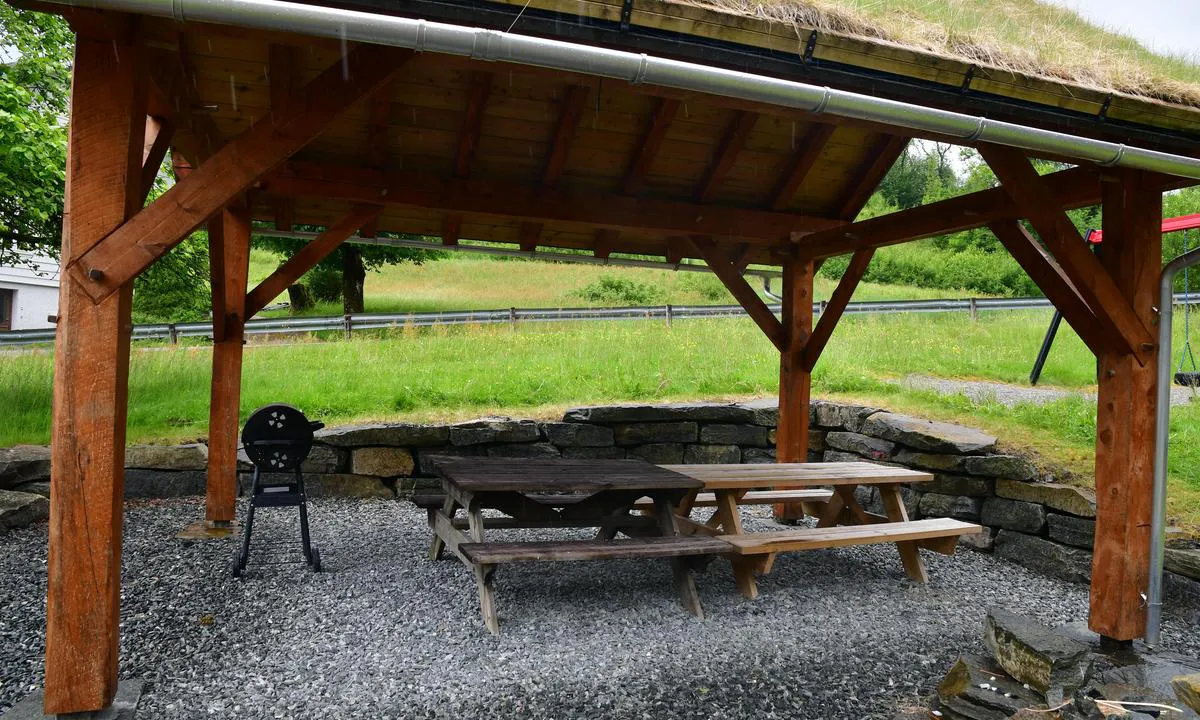 Bygstad Småbåthavn: {"base": "no", "no": "Grillplass med takoverbygg", "se": "Grillplats med tak\u00f6verbyggnad", "en": "Barbecue area with roof covering", "da": "Grillplads med overd\u00e6kning"}