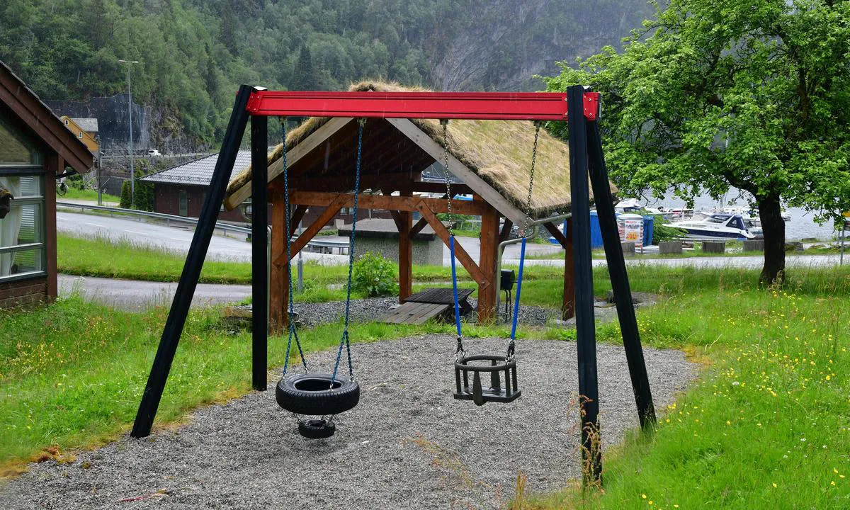 Bygstad Småbåthavn: {"base": "no", "no": "Ein liten leikeplass rett ved grillplassen", "se": "En liten lekplats precis vid grillplatsen", "en": "A small playground right by the barbecue area", "da": "En lille legeplads lige ved grillpladsen"}