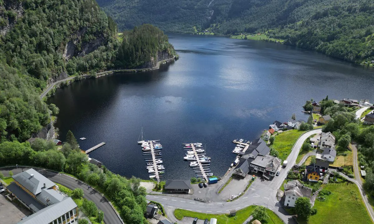 Bygstad Småbåthavn: {"base": "no", "no": "Godt beskytta havn.", "se": "V\u00e4l skyddad hamn.", "en": "Well-protected harbor.", "da": "Godt beskyttet havn."}