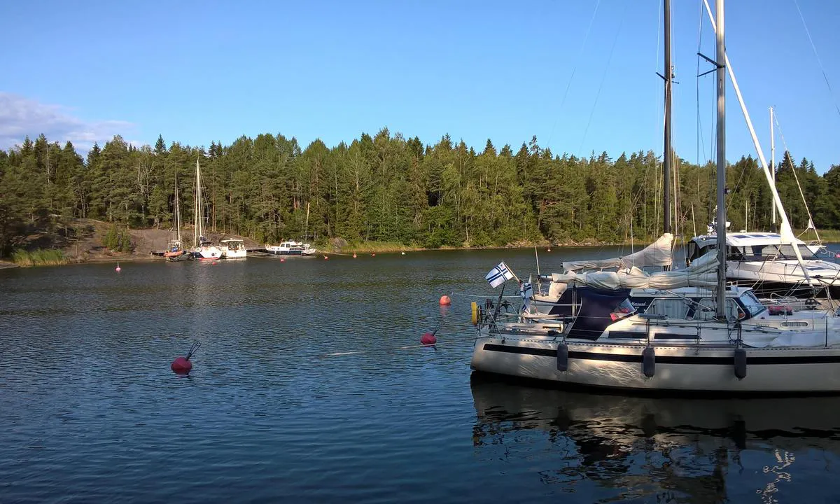 Byön: {"base": "en", "no": "Andre brygge motsatt side, det er stein n\u00e6r bryggen, n\u00e6rme deg sakte, venstre side er tryggere.", "se": "Andra kajen p\u00e5 motsatt sida, det finns klippor n\u00e4ra kajen, n\u00e4rma dig l\u00e5ngsamt, v\u00e4nster sida \u00e4r s\u00e4krare.", "en": "Other Pier opposite side, there is rock close to pier, approach slowly, left side is safer.", "da": "Anden Mole modsat side, der er klipper t\u00e6t p\u00e5 molen, n\u00e6rm dig langsomt, venstre side er sikrere."}