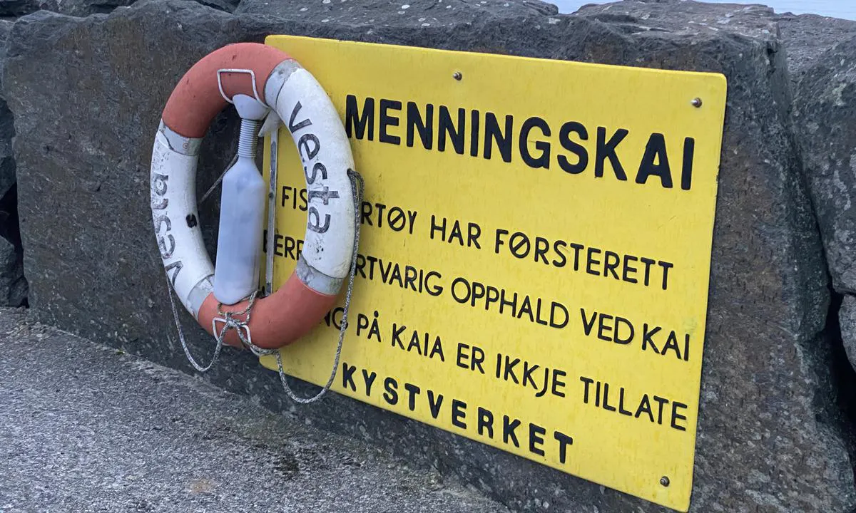 Byrknes Gjestebrygger: {"base": "no", "no": "Den store kaia som ligger rett ved gjestebrygga er kun til kortvarig opphold.", "se": "Den stora kajen som ligger precis vid g\u00e4stbryggan \u00e4r endast f\u00f6r kortvarigt uppeh\u00e5ll.", "en": "The large quay located right by the guest pier is for short stays only.", "da": "Den store kaj, som ligger lige ved g\u00e6stebroen, er kun til kortvarigt ophold."}