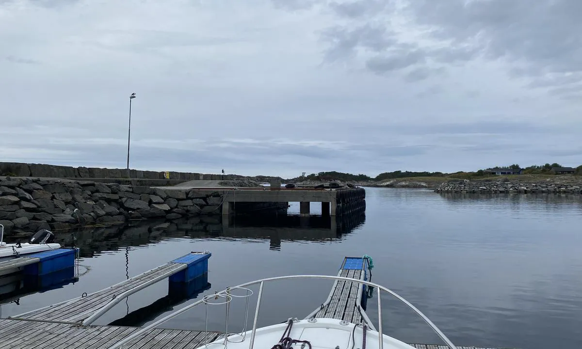 Byrknes Gjestebrygger: {"base": "no", "no": "Allmenningsbrygga er ikke for langvarig opphold.", "se": "Allm\u00e4ningsbryggan \u00e4r inte f\u00f6r l\u00e5ngvarig vistelse.", "en": "The public pier is not for long-term stays.", "da": "Allmenningsbryggen er ikke til langtidsophold."}