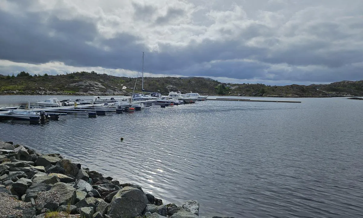 Byrknesøy båtforening: {"base": "no", "no": "Gjesteplasser p\u00e5 begge sider av betongbrygge.", "se": "G\u00e4stplatser p\u00e5 b\u00e5da sidor av betongbryggan.", "en": "Guest berths on both sides of the concrete pier.", "da": "G\u00e6stepladser p\u00e5 begge sider af betonbrygge.", "fr": "Places pour les invit\u00e9s de chaque c\u00f4t\u00e9 du quai en b\u00e9ton.", "de": "G\u00e4stepl\u00e4tze auf beiden Seiten des Betonstegs.", "es": "Plazas para visitantes en ambos lados del muelle de concreto.", "it": "Posti per ospiti su entrambi i lati del molo in cemento.", "pt": "Lugares para visitantes em ambos os lados do cais de concreto.", "nl": "Gastenplaatsen aan beide zijden van de betonnen steiger.", "pl": "Miejsca dla go\u015bci po obu stronach betonowego nabrze\u017ca.", "uk": "\u0413\u043e\u0441\u0442\u044c\u043e\u0432\u0456 \u043c\u0456\u0441\u0446\u044f \u0437 \u043e\u0431\u043e\u0445 \u0431\u043e\u043a\u0456\u0432 \u0431\u0435\u0442\u043e\u043d\u043d\u043e\u0433\u043e \u043f\u0440\u0438\u0447\u0430\u043b\u0443.", "ro": "Locuri pentru oaspe\u021bi pe ambele p\u0103r\u021bi ale debarcaderului din beton.", "tr": "Beton iskele her iki tarafta misafir yerleri.", "el": "\u0398\u03ad\u03c3\u03b5\u03b9\u03c2 \u03b5\u03c0\u03b9\u03c3\u03ba\u03b5\u03c0\u03c4\u03ce\u03bd \u03ba\u03b1\u03b9 \u03c3\u03c4\u03b9\u03c2 \u03b4\u03cd\u03bf \u03c0\u03bb\u03b5\u03c5\u03c1\u03ad\u03c2 \u03c4\u03b7\u03c2 \u03c4\u03c3\u03b9\u03bc\u03b5\u03bd\u03c4\u03ad\u03bd\u03b9\u03b1\u03c2 \u03b1\u03c0\u03bf\u03b2\u03ac\u03b8\u03c1\u03b1\u03c2.", "cs": "M\u00edsta pro hosty na obou stran\u00e1ch betonov\u00e9ho mola.", "hu": "Vend\u00e9ghelyek a betonkik\u00f6t\u0151 mindk\u00e9t oldal\u00e1n.", "fi": "Vieraspaikkoja molemmin puolin betonilaituria.", "bg": "\u0413\u043e\u0441\u0442\u0443\u0432\u0430\u0449\u0438 \u043c\u0435\u0441\u0442\u0430 \u043e\u0442 \u0434\u0432\u0435\u0442\u0435 \u0441\u0442\u0440\u0430\u043d\u0438 \u043d\u0430 \u0431\u0435\u0442\u043e\u043d\u043d\u0438\u044f \u043a\u0435\u0439.", "sr": "Gostuju\u0107a mesta s obe strane betonskog mola.", "et": "K\u00fclaliskohad on m\u00f5lemal pool betoonkaid.", "lv": "Viesu vietas ab\u0101s betona piest\u0101tnes pus\u0113s.", "lt": "Sve\u010di\u0173 vietos abiejose betono prieplaukos pus\u0117se."}