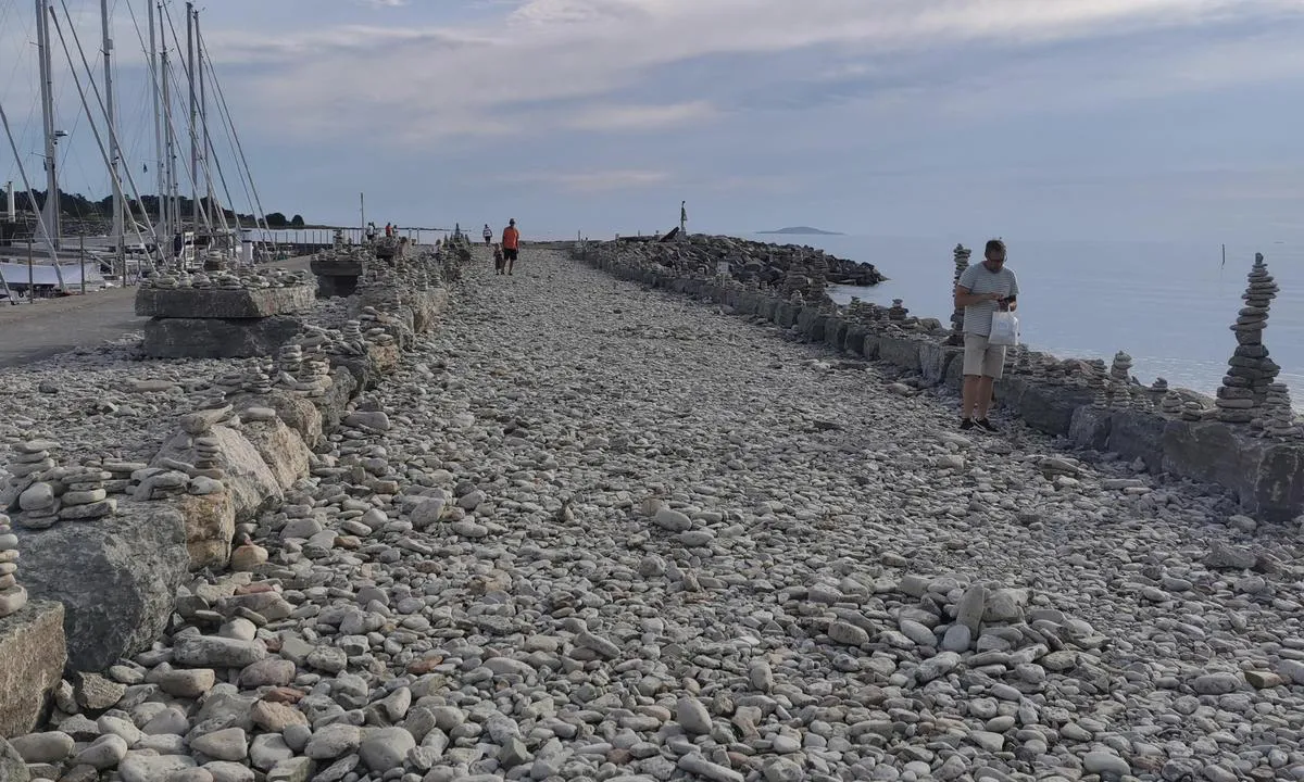 Byxelkroks Hamn: {"base": "de", "no": "Promenade med varder", "se": "Promenad med stenstaplar", "en": "Promenade with cairn", "da": "Promenade med varder", "fr": "Promenade avec cairns", "de": "Promenade mit Steinm\u00e4nnchen", "es": "Paseo mar\u00edtimo con cairns", "it": "Promenade con ometti di pietra", "pt": "Cal\u00e7ad\u00e3o com homens de pedra", "nl": "Promenade met steenmannetjes", "pl": "Promenada z kamiennymi postaciami", "uk": "\u041f\u0440\u043e\u043c\u0435\u043d\u0430\u0434 \u0456\u0437 \u043a\u0430\u043c'\u044f\u043d\u0438\u043c\u0438 \u0447\u043e\u043b\u043e\u0432\u0456\u0447\u043a\u0430\u043c\u0438", "ro": "Promenad\u0103 cu omule\u021bi de piatr\u0103", "tr": "Ta\u015f adaml\u0131 gezinti yeri", "el": "\u03a0\u03b5\u03c1\u03af\u03c0\u03b1\u03c4\u03bf\u03c2 \u03bc\u03b5 \u03bb\u03b9\u03b8\u03ac\u03bd\u03b8\u03c1\u03c9\u03c0\u03bf\u03c5\u03c2", "cs": "Promen\u00e1da s kamenn\u00fdmi mu\u017eiky", "hu": "S\u00e9t\u00e1ny k\u0151tornyokkal", "fi": "Promenadi kivikaiteilla", "bg": "\u041f\u0440\u043e\u043c\u0435\u043d\u0430\u0434 \u0441 \u043a\u0430\u043c\u0435\u043d\u043d\u0438 \u0444\u0438\u0433\u0443\u0440\u043a\u0438", "sr": "\u041f\u0440\u043e\u043c\u0435\u043d\u0430\u0434\u0430 \u0441\u0430 \u043a\u0430\u043c\u0435\u043d\u0438\u043c \u0444\u0438\u0433\u0443\u0440\u0430\u043c\u0430", "et": "Promenaad kivimeestega", "lv": "Promen\u0101de ar akmens cilv\u0113ci\u0146iem", "lt": "Pra\u0161au, pereikite su ma\u017eais akmenin\u0117mis fig\u016br\u0117l\u0117mis"}