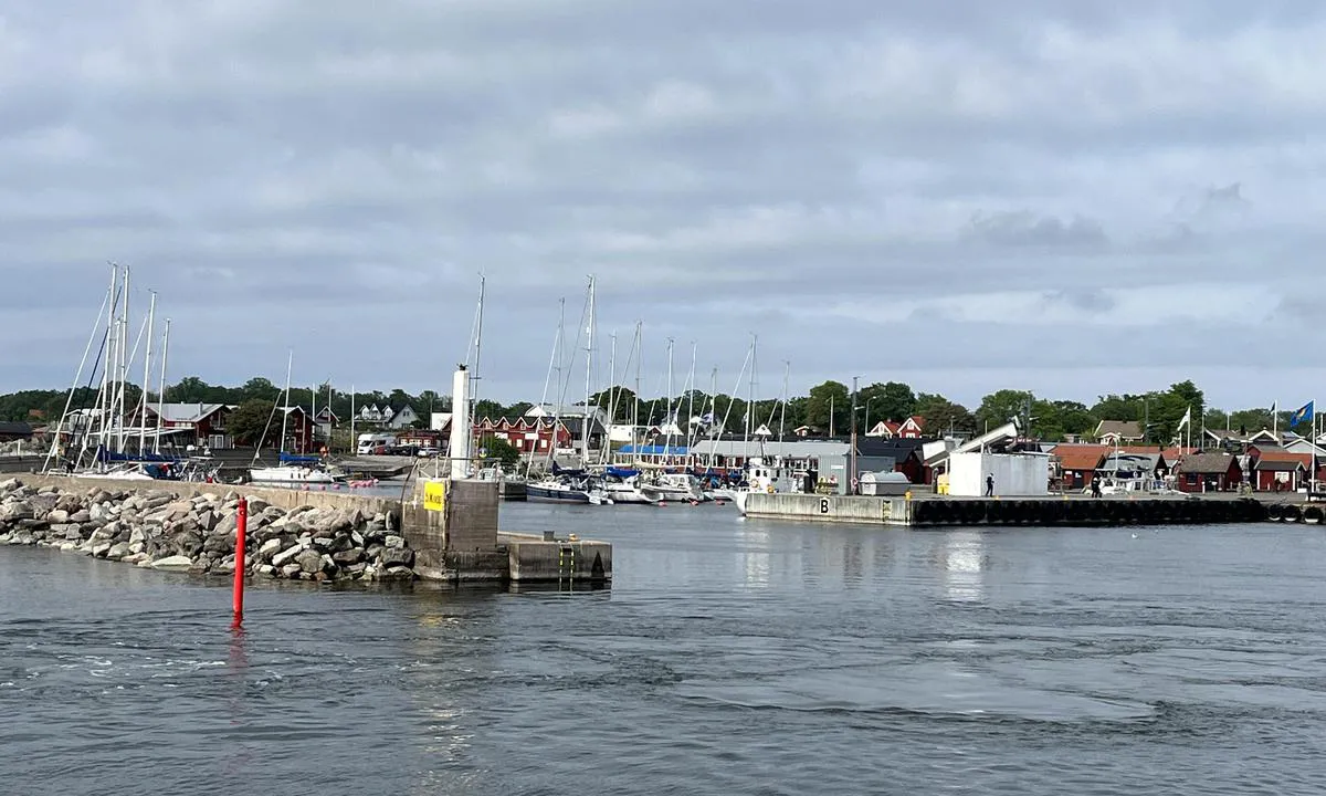 Byxelkroks Hamn: {"base": "no", "no": "Nordlige del av havna sett fra moloen i s\u00f8r.", "se": "Norra delen av hamnen sedd fr\u00e5n piren i s\u00f6der.", "en": "Northern part of the harbor seen from the pier in the south.", "da": "Den nordlige del af havnen set fra molen i syd."}