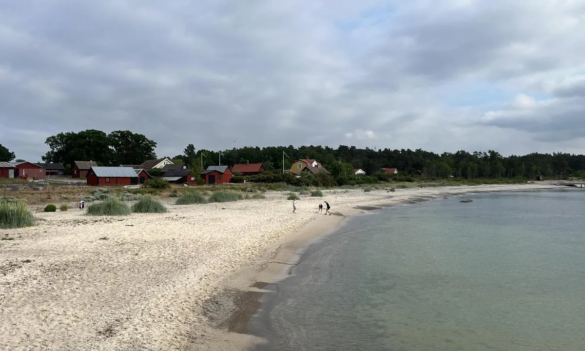 Byxelkrok: Nydelig strand som nærmeste nabo til denne flotte og svært store havna!