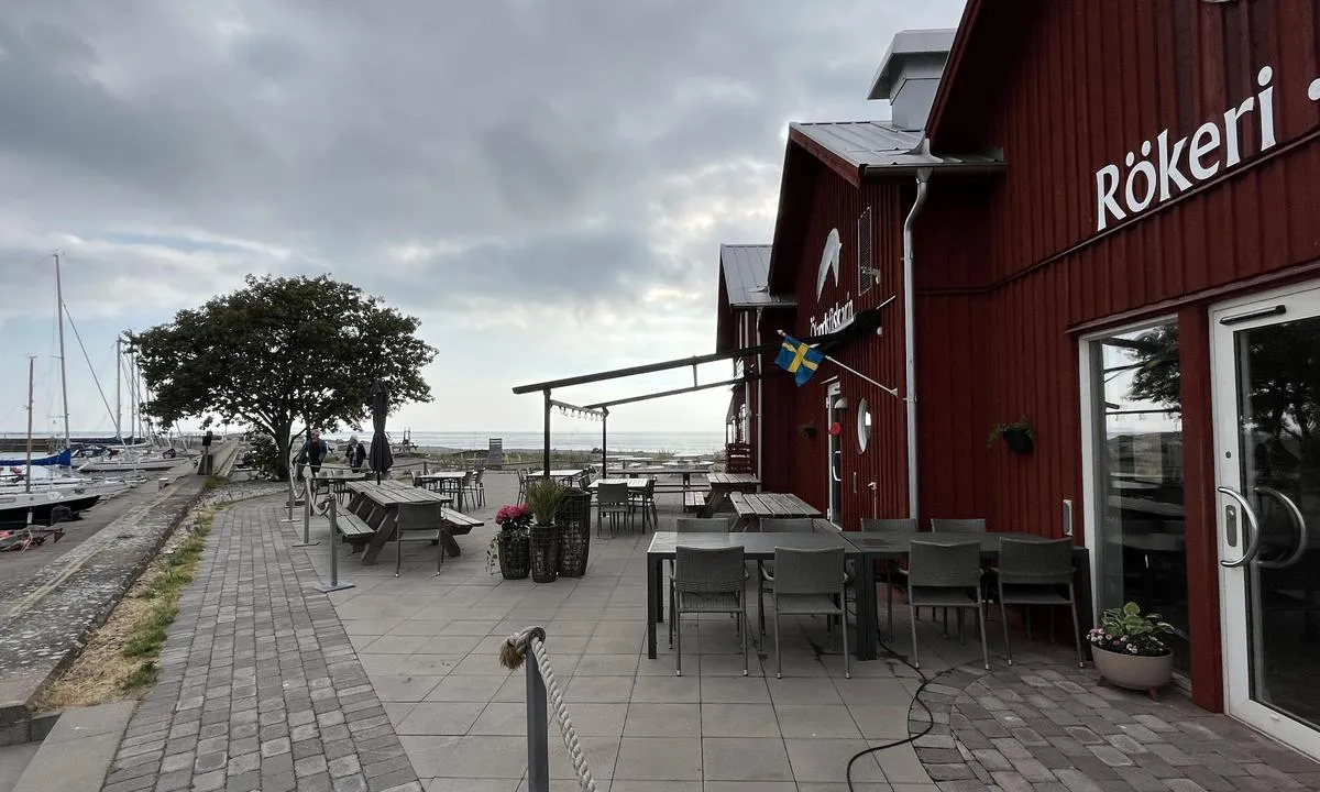 Byxelkroks Hamn: {"base": "no", "no": "Flere isbarer og sm\u00e5 spisesteder rett p\u00e5 oppsiden.", "se": "Flera glassbarer och sm\u00e5 matst\u00e4llen precis ovanf\u00f6r.", "en": "Several ice cream parlors and small eateries right up the hillside.", "da": "Flere isbarer og sm\u00e5 spisesteder lige oppe p\u00e5 siden."}