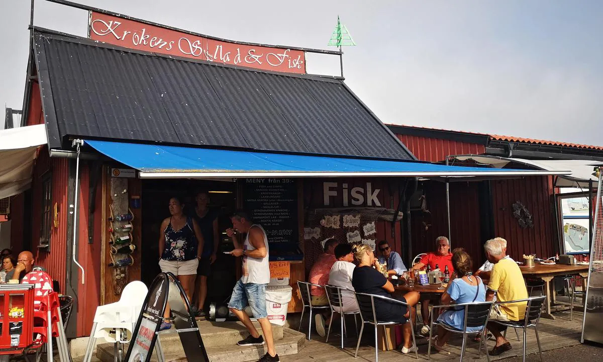 Byxelkroks Hamn: {"base": "de", "no": "Selv om det bare er en snackbar, er maten super", "se": "Visserligen bara ett matst\u00e4lle, men fantastisk mat", "en": "Although just a snack bar, the food is excellent", "da": "Den er godt nok kun en snack, men super mad", "fr": "Bien que seulement un snack, la nourriture est excellente", "de": "Zwar nur ein Imbiss aber super Essen", "es": "Aunque solo es un tentempi\u00e9, la comida es excelente", "it": "Anche se solo uno spuntino, cibo eccellente", "pt": "Embora seja apenas um lanche, a comida \u00e9 excelente", "nl": "Hoewel slechts een snack, geweldig eten", "pl": "Co prawda tylko przek\u0105ska, ale super jedzenie", "uk": "\u0425\u043e\u0447\u0430 \u043b\u0438\u0448\u0435 \u0437\u0430\u043a\u0443\u0441\u043a\u0430, \u0430\u043b\u0435 \u0447\u0443\u0434\u043e\u0432\u0430 \u0457\u0436\u0430", "ro": "De\u0219i doar o gustare, m\u00e2ncare excelent\u0103", "tr": "Sadece bir at\u0131\u015ft\u0131rmal\u0131k ama harika yemek", "el": "\u0391\u03bd \u03ba\u03b1\u03b9 \u03bc\u03cc\u03bd\u03bf \u03ad\u03bd\u03b1 \u03c3\u03bd\u03b1\u03ba, \u03b1\u03bb\u03bb\u03ac \u03b5\u03be\u03b1\u03b9\u03c1\u03b5\u03c4\u03b9\u03ba\u03cc \u03c6\u03b1\u03b3\u03b7\u03c4\u03cc", "cs": "I kdy\u017e jen ob\u010derstven\u00ed, ale vynikaj\u00edc\u00ed j\u00eddlo", "hu": "B\u00e1r csak egy gyors\u00e9tterem, de szuper \u00e9telek", "fi": "Vaikkakin vain v\u00e4lipala, mutta erinomaista ruokaa", "bg": "\u0421\u0430\u043c\u043e \u0437\u0430\u043a\u0443\u0441\u043a\u0430, \u043d\u043e \u0441\u0442\u0440\u0430\u0445\u043e\u0442\u043d\u0430 \u0445\u0440\u0430\u043d\u0430", "sr": "\u0418\u0430\u043a\u043e \u0441\u0430\u043c\u043e \u0443\u0436\u0438\u043d\u0430, \u0430\u043b\u0438 \u043e\u0434\u043b\u0438\u0447\u043d\u0430 \u0445\u0440\u0430\u043d\u0430", "et": "Kuigi ainult suupiste, aga suurep\u00e4rane toit", "lv": "Lai gan tikai uzkodu b\u0101rs, bet lieliska \u0113diena kvalit\u0101te", "lt": "Nors tik u\u017ekandin\u0117, bet puikus maistas."}