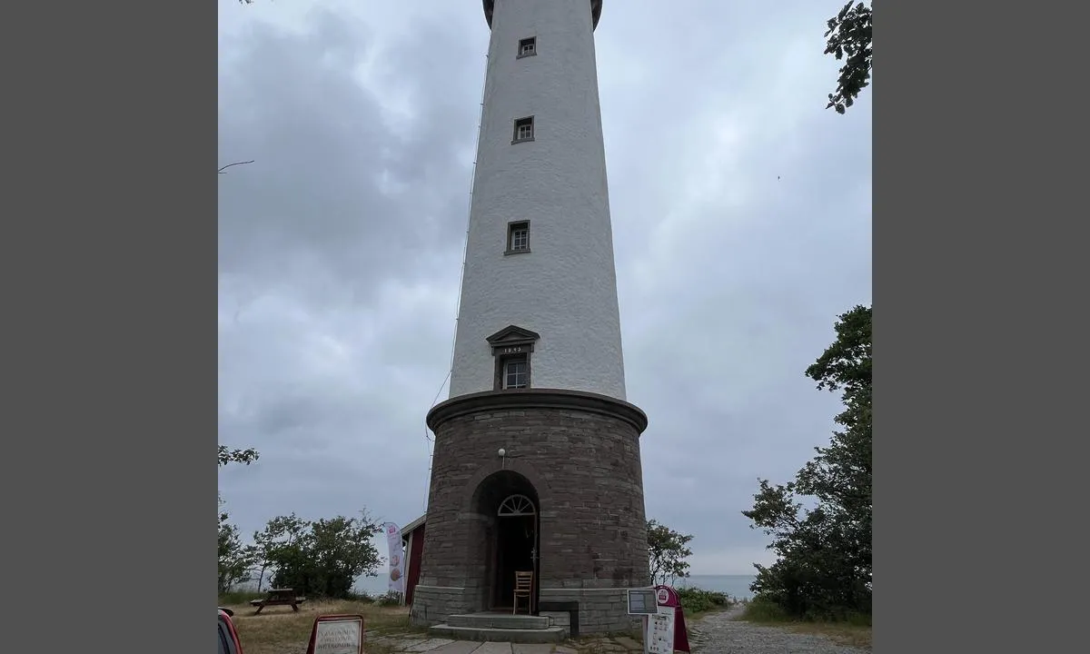 Byxelkroks Hamn: {"base": "no", "no": "Tur til L\u00e5nge Erik anbefales! 8km en vei, gjennom Neptuns Hage, fantastisk blomstring i juni. Fint \u00e5 l\u00f8pe eller sykle. Sykkelsti nesten hele veien. Lite trafikk. Sykkelutleie i havna.\r\nMulig \u00e5 g\u00e5 opp i fyret. Kiosk p\u00e5 stedet.", "se": "Tur till L\u00e5nge Erik rekommenderas! 8 km enkel v\u00e4g, genom Neptuns Tr\u00e4dg\u00e5rd, fantastisk blomning i juni. Bra att springa eller cykla. Cykelv\u00e4g n\u00e4stan hela v\u00e4gen. Lite trafik. Cykeluthyrning i hamnen. M\u00f6jlighet att g\u00e5 upp i fyren. Kiosk p\u00e5 plats.", "en": "Trip to L\u00e5nge Erik is recommended! 8km one way, through Neptune's Garden, fantastic blooming in June. Great for running or cycling. Bicycle path almost the entire way. Little traffic. Bike rental at the harbor. It is possible to go up in the lighthouse. Kiosk on site.", "da": "Tur til L\u00e5nge Erik anbefales! 8km en vej, gennem Neptuns Have, fantastisk blomstring i juni. Godt at l\u00f8be eller cykle. Cykelsti n\u00e6sten hele vejen. Lidt trafik. Cykeludlejning i havnen. <br>Mulighed for at g\u00e5 op i fyret. Kiosk p\u00e5 stedet."}