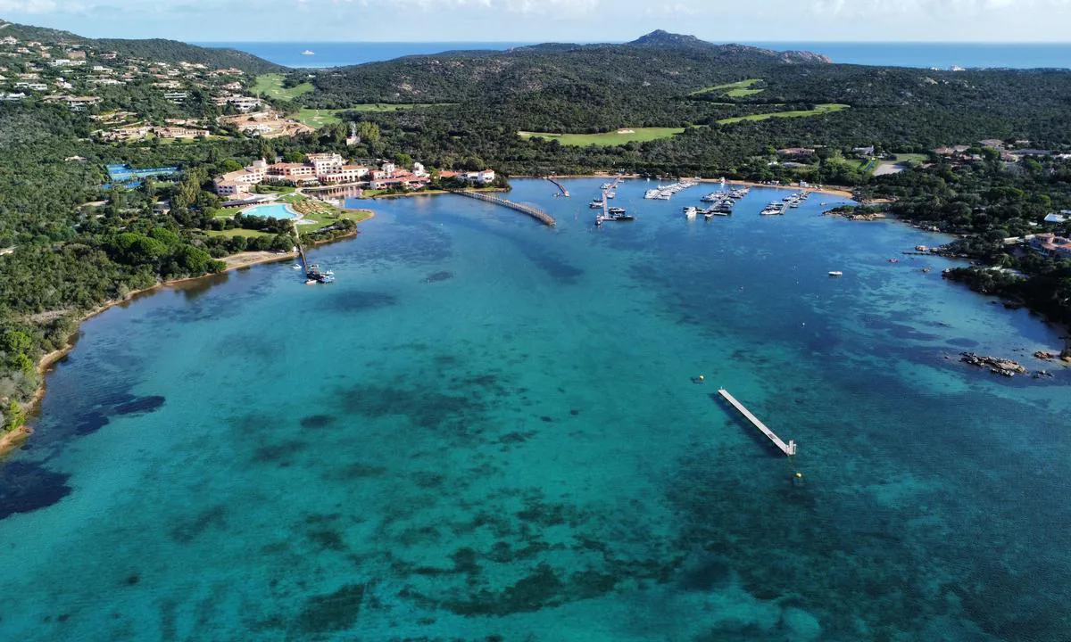 Cala di Volpe - Sassari: {"base": "en", "no": "Bilde tatt i oktober, uten b\u00e5ter p\u00e5 anker", "se": "Bild tagen i oktober, utan b\u00e5tar p\u00e5 ankarplats", "en": "Picture taken in October, with no boats on anchor", "da": "Billede taget i oktober, uden b\u00e5de p\u00e5 anker", "fr": "Photo prise en octobre, sans bateaux \u00e0 l'ancre", "de": "Im Oktober aufgenommenes Bild, ohne Boote vor Anker", "es": "Foto tomada en octubre, sin barcos anclados", "it": "Foto scattata in ottobre, senza barche all'ancora", "pt": "Foto tirada em outubro, sem barcos ancorados", "nl": "Foto genomen in oktober, zonder boten voor anker", "pl": "Zdj\u0119cie zrobione w pa\u017adzierniku, bez \u0142odzi na kotwicy", "uk": "\u0424\u043e\u0442\u043e \u0437\u0440\u043e\u0431\u043b\u0435\u043d\u043e \u0432 \u0436\u043e\u0432\u0442\u043d\u0456, \u0436\u043e\u0434\u043d\u043e\u0433\u043e \u0447\u043e\u0432\u043d\u0430 \u043d\u0430 \u044f\u043a\u043e\u0440\u0456", "ro": "Poz\u0103 realizat\u0103 \u00een luna octombrie, f\u0103r\u0103 b\u0103rci ancorate", "tr": "Resim Ekim ay\u0131nda \u00e7ekilmi\u015ftir, demirlemi\u015f tekne yok", "el": "\u03a6\u03c9\u03c4\u03bf\u03b3\u03c1\u03b1\u03c6\u03af\u03b1 \u03c4\u03c1\u03b1\u03b2\u03b7\u03b3\u03bc\u03ad\u03bd\u03b7 \u03c4\u03bf\u03bd \u039f\u03ba\u03c4\u03ce\u03b2\u03c1\u03b9\u03bf, \u03c7\u03c9\u03c1\u03af\u03c2 \u03c3\u03ba\u03ac\u03c6\u03b7 \u03c3\u03c4\u03b7 \u03c1\u03af\u03c8\u03b7 \u03ac\u03b3\u03ba\u03c5\u03c1\u03b1\u03c2", "cs": "Fotografie po\u0159\u00edzena v \u0159\u00edjnu, \u017e\u00e1dn\u00e9 lod\u011b na kotv\u011b", "hu": "A k\u00e9p okt\u00f3berben k\u00e9sz\u00fclt, horgonyl\u00e1ncon nincsenek haj\u00f3k", "fi": "Kuva otettu lokakuussa, ilman ankkuroituja veneit\u00e4", "bg": "\u0421\u043d\u0438\u043c\u043a\u0430, \u043d\u0430\u043f\u0440\u0430\u0432\u0435\u043d\u0430 \u043f\u0440\u0435\u0437 \u043e\u043a\u0442\u043e\u043c\u0432\u0440\u0438, \u0431\u0435\u0437 \u043b\u043e\u0434\u043a\u0438 \u043d\u0430 \u043a\u043e\u0442\u0432\u0430", "sr": "Slika snimljena u oktobru, bez brodova na sidru", "et": "Pilt tehtud oktoobris, ankrus olevaid paate pole", "lv": "Att\u0113ls uz\u0146emts oktobr\u012b, bez enkurotiem ku\u0123iem", "lt": "Nuotrauka daryta spalio m\u0117nes\u012f, laiv\u0173 inkaruota n\u0117ra"}