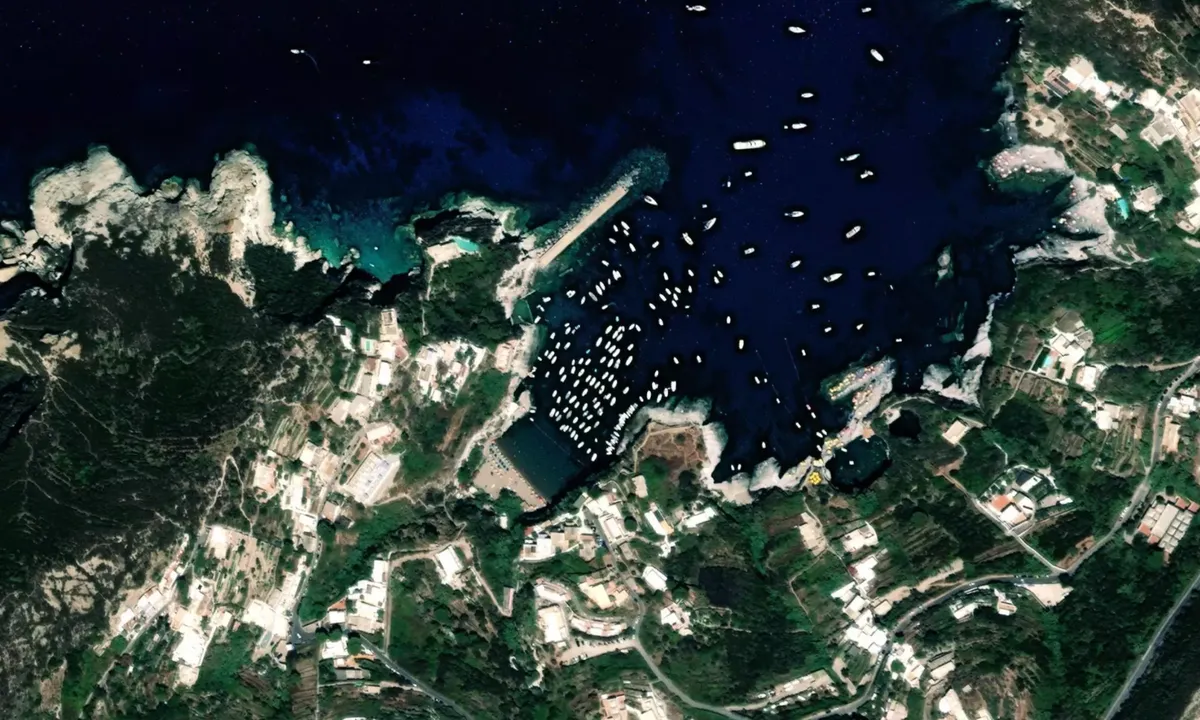 Flyfoto av Cala Feola