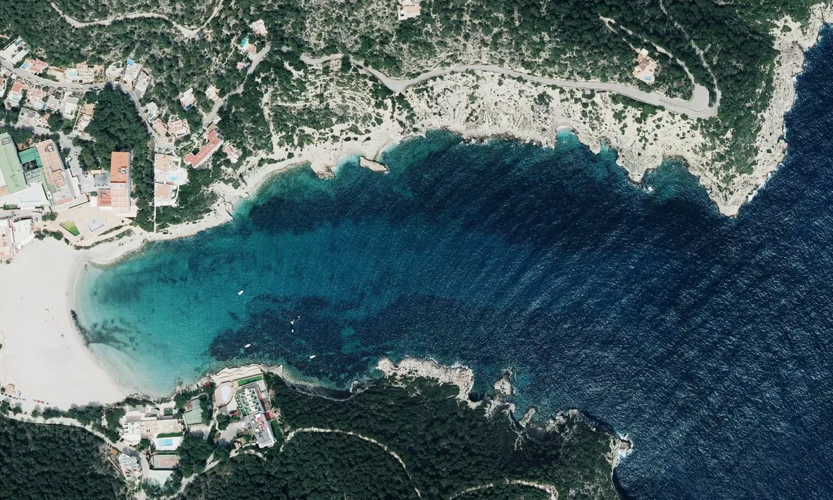 Flyfoto av Cala Llonga
