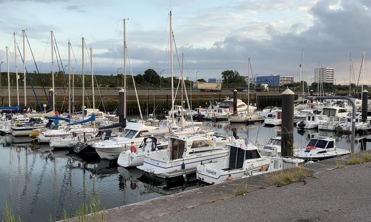 Calais: {"base": "en", "no": "B\u00e5ter i marinaen", "se": "B\u00e5tar i marinan", "en": "Boats in the marina", "da": "B\u00e5de i marinaen"}