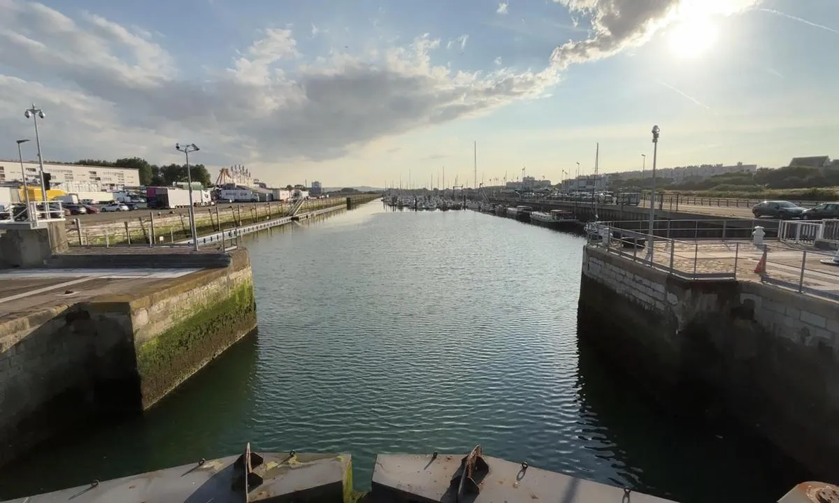 Calais: {"base": "en", "no": "Utsikt over marinaen", "se": "Utsikt \u00f6ver marinan", "en": "View into the marina", "da": "Udsigt over marinaen"}