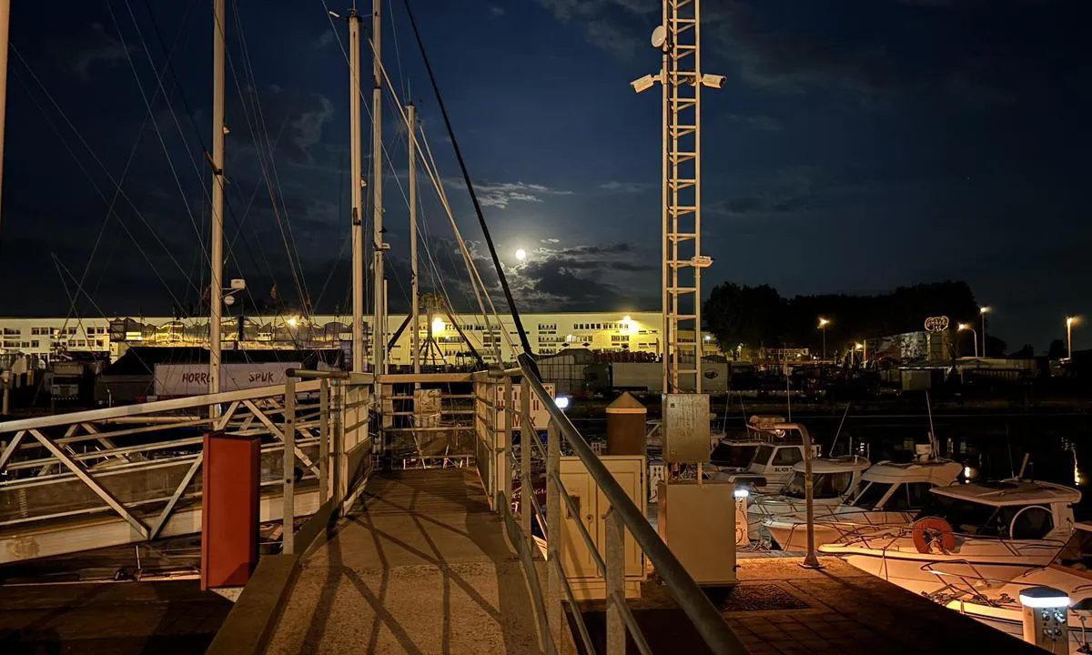 Calais: {"base": "en", "no": "Natt i marinaen", "se": "Natt i marinan", "en": "Night in the marina", "da": "Nat i marinaen"}