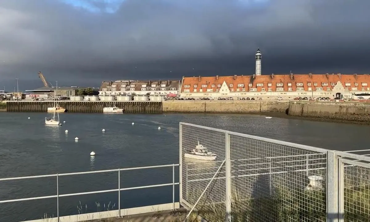 Calais: {"base": "en", "no": "B\u00e5ter fort\u00f8yd til b\u00f8yer utenfor marinaen", "se": "B\u00e5tar f\u00f6rt\u00f6jda vid f\u00f6rt\u00f6jningsbojar utanf\u00f6r marinan", "en": "Boats tied up to mooringballs outside the marina", "da": "B\u00e5de fort\u00f8jet til b\u00f8je uden for marinaen"}