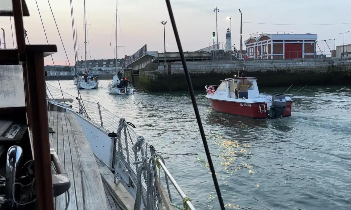 Calais: {"base": "en", "no": "G\u00e5 ut av marinaen", "se": "G\u00e5 ut ur marinan", "en": "Going out of the marina", "da": "Forlader marinaen"}