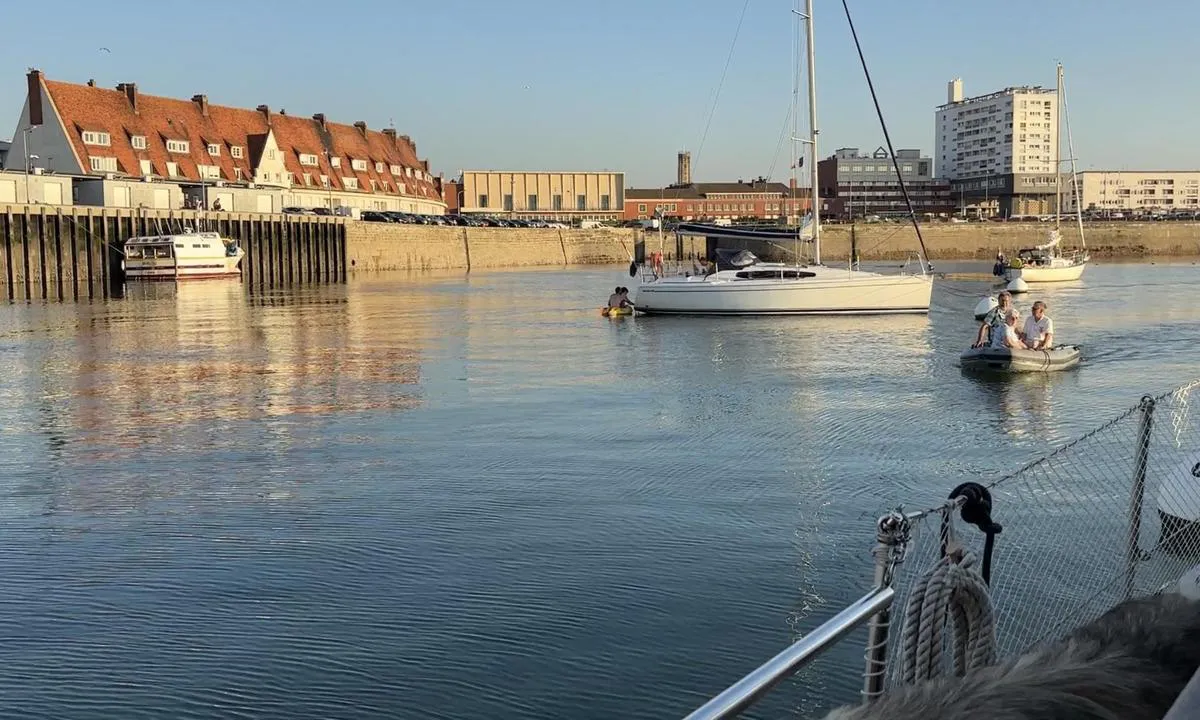 Calais: {"base": "en", "no": "Utenfor marinaen, festet til en moringsb\u00f8ye, venter p\u00e5 at slusen og broen skal g\u00e5 opp.", "se": "Utanf\u00f6r marinan f\u00f6rt\u00f6jd vid en f\u00f6rt\u00f6jningsboj v\u00e4ntar p\u00e5 att slussen och bron ska \u00f6ppnas.", "en": "Outside of the marina tied to a mooringball waiting for the lock and bridge to go up.", "da": "Uden for marinaen bundet til en moringskugle og venter p\u00e5, at slusen og broen g\u00e5r op."}