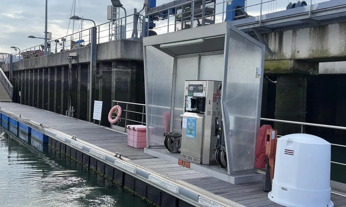 Calais: {"base": "en", "no": "Drivstoffstasjon i marinaen", "se": "Bensinstation i marinan", "en": "Gasstation in the marina", "da": "Benzinstation i marinaen"}
