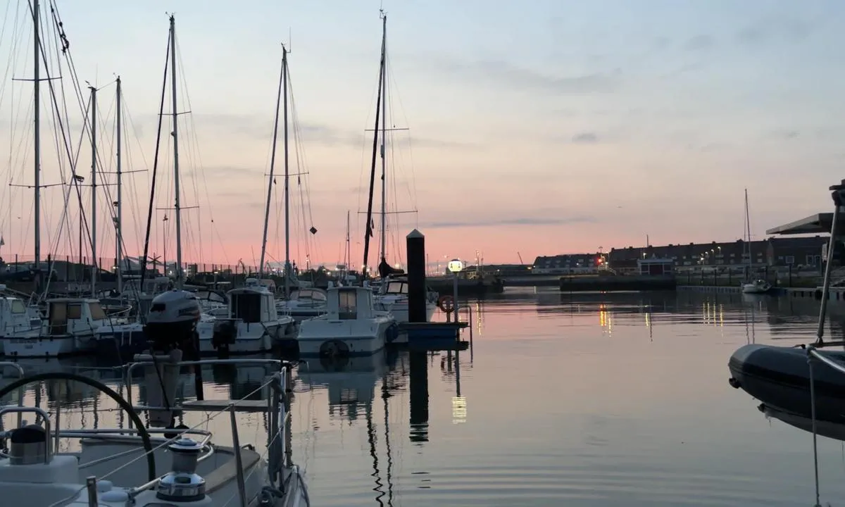 Calais: {"base": "en", "no": "Natt i marinaen", "se": "Natt i marinan", "en": "Night in the marina", "da": "Nat i marinaen"}