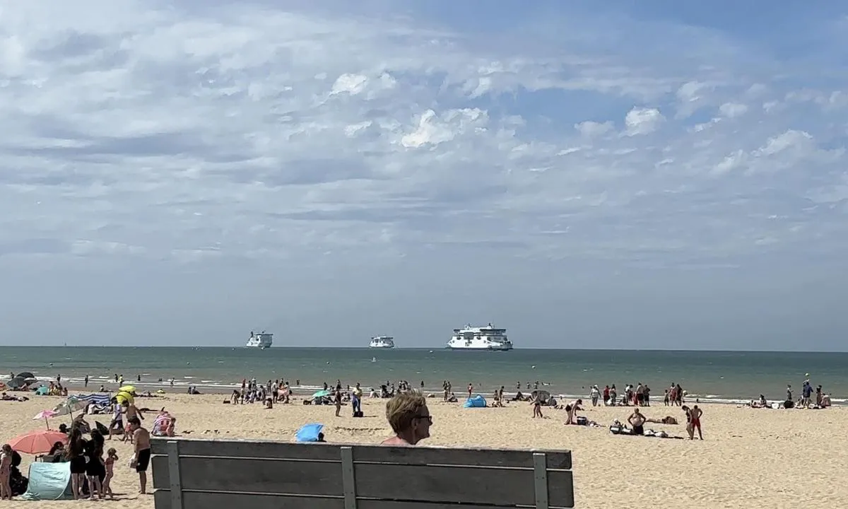 Calais: {"base": "en", "no": "Stranden", "se": "Stranden", "en": "The beach", "da": "Stranden"}