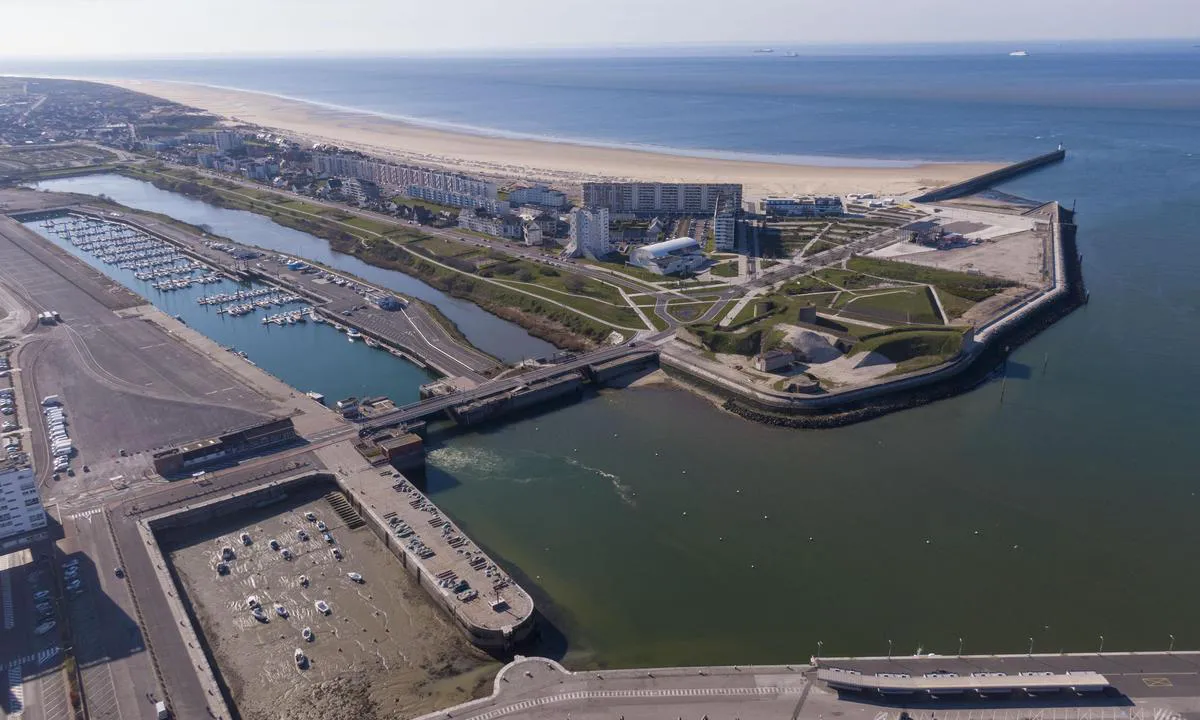 Calais: {"base": "en", "no": "Luftfoto av havnen", "se": "Flygbild av hamnen", "en": "Aerial view of the port", "da": "Luftfoto af havnen"}