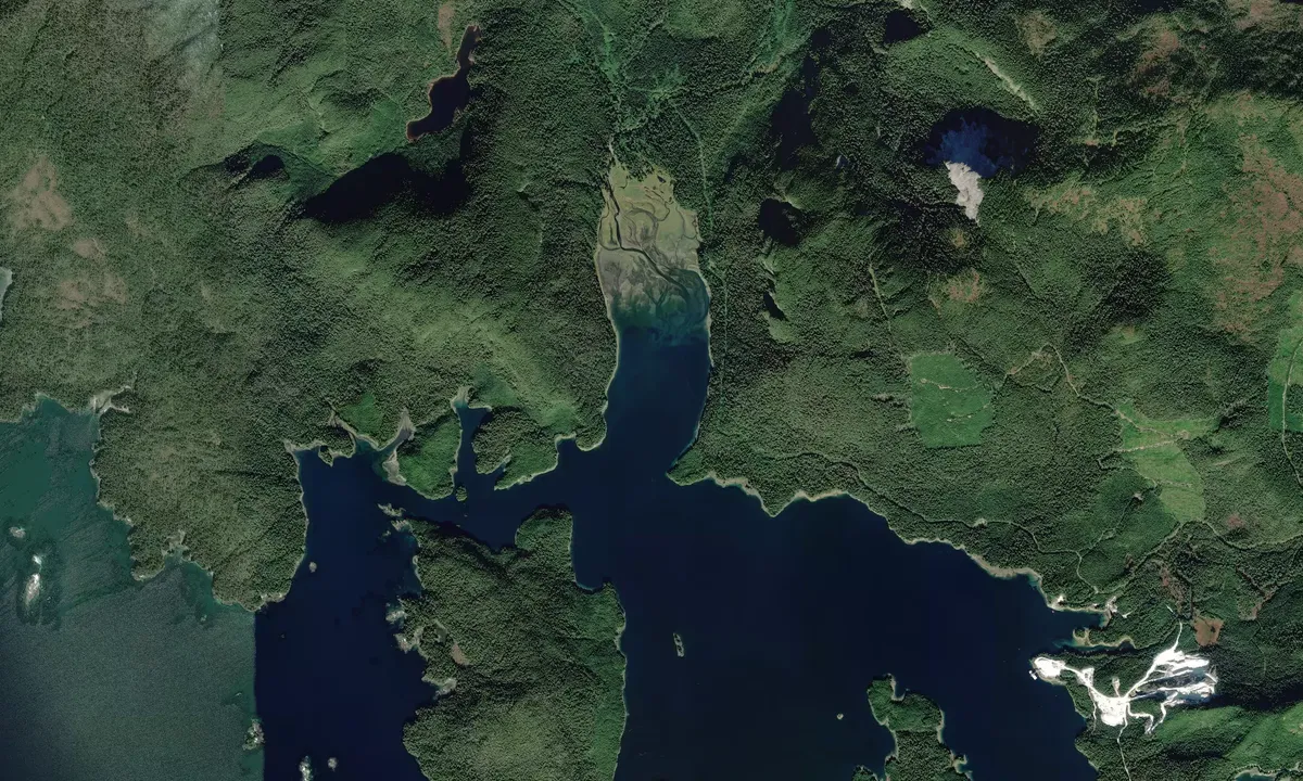Flyfoto av Calder Bay