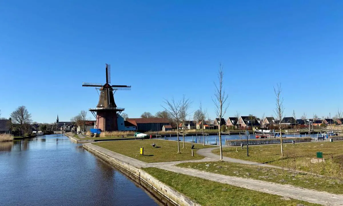 Camping haven Burdaard "Mounehiem": {"base": "nl", "no": "(Foto fra https://www.i-marina.eu/jachthaven/burdaard)", "se": "(Foto fr\u00e5n https://www.i-marina.eu/jachthaven/burdaard)", "en": "(Photo from https://www.i-marina.eu/jachthaven/burdaard)", "da": "(Foto fra https://www.i-marina.eu/jachthaven/burdaard)", "fr": "(Photo de https://www.i-marina.eu/jachthaven/burdaard)", "de": "(Foto von https://www.i-marina.eu/jachthaven/burdaard)", "es": "(Foto de https://www.i-marina.eu/jachthaven/burdaard)", "it": "(Foto da https://www.i-marina.eu/jachthaven/burdaard)", "pt": "<p><strong>Instala\u00e7\u00f5es do Porto na Marina de Burdaard:</strong></p> <ul> <li><strong>Seguran\u00e7a e Vigil\u00e2ncia:</strong> O porto possui uma entrada controlada por c\u00f3digo, c\u00e2meras de vigil\u00e2ncia e rondas de seguran\u00e7a regulares.</li> <li><strong>Conectividade:</strong> Estacionamento e Wi-Fi gratuito</li> <li><strong>Servi\u00e7os de \u00c1gua e Energia:</strong> Pontos de \u00e1gua e de energia dispon\u00edveis em todos os cais.</li> <li><strong>Instala\u00e7\u00f5es Sanit\u00e1rias:</strong> Banheiros modernos e chuveiros com facilidades para fam\u00edlias.</li> <li><strong>Res\u00edduos e Reciclagem:</strong> Dep\u00f3sito de lixo e reciclagem para manter a marina limpa.</li> <li><strong>Loja de Conveni\u00eancia:</strong> Produtos n\u00e1uticos e de primeira necessidade \u00e0 disposi\u00e7\u00e3o.</li> <li><strong>Oficina e Servi\u00e7os T\u00e9cnicos:</strong> Assist\u00eancia para reparos e manuten\u00e7\u00f5es.</li> <li><strong>\u00c1rea de Lazer:</strong> Espa\u00e7os verdes, parque infantil e churrasqueira.</li> <li><strong>Alimenta\u00e7\u00e3o:</strong> Restaurante com vista para o porto e op\u00e7\u00f5es de refei\u00e7\u00f5es r\u00e1pidas.</li> <li><strong>Meteo:</strong> Informa\u00e7\u00f5es meteorol\u00f3gicas atualizadas para sua seguran\u00e7a.</li> <li><strong>Eventos:</strong> Organiza\u00e7\u00e3o de encontros e atividades n\u00e1uticas. </li> </ul><p><strong>Coordena\u00e7\u00e3o e Administra\u00e7\u00e3o:</strong></p> <p>Hor\u00e1rio de funcionamento da capitania: das 08h00 \u00e0s 18h00. Nossos funcion\u00e1rios est\u00e3o \u00e0 disposi\u00e7\u00e3o para ajud\u00e1-lo com ancoragens e outras necessidades. Informa\u00e7\u00f5es adicionais podem ser fornecidas na capitania ou atrav\u00e9s do nosso site oficial.</p>", "nl": "(Photo from https://www.i-marina.eu/jachthaven/burdaard)", "pl": "(Zdj\u0119cie z https://www.i-marina.eu/jachthaven/burdaard)", "uk": "(\u0424\u043e\u0442\u043e \u0437 https://www.i-marina.eu/jachthaven/burdaard)", "ro": "Fotografie de la https://www.i-marina.eu/jachthaven/burdaard", "tr": "Foto\u011fraf https://www.i-marina.eu/jachthaven/burdaard adresindendir", "el": "(\u03a6\u03c9\u03c4\u03bf\u03b3\u03c1\u03b1\u03c6\u03af\u03b1 \u03b1\u03c0\u03cc https://www.i-marina.eu/jachthaven/burdaard)", "cs": "(Foto van https://www.i-marina.eu/jachthaven/burdaard)", "hu": "<p>(Fot\u00f3 innen: https://www.i-marina.eu/jachthaven/burdaard)</p>", "fi": "(Kuva osoitteesta https://www.i-marina.eu/jachtahven/burdaard)", "bg": "(\u0421\u043d\u0438\u043c\u043a\u0430 \u043e\u0442 https://www.i-marina.eu/jachthaven/burdaard)", "sr": "(\u0424\u043e\u0442\u043e\u0433\u0440\u0430\u0444\u0438\u0458\u0430 \u0441\u0430 https://www.i-marina.eu/jachthaven/burdaard)", "et": "<p>(Foto alates https://www.i-marina.eu/jachthaven/burdaard)</p>", "lv": "(Foto no https://www.i-marina.eu/jachthaven/burdaard)", "lt": "<img src=\"https://www.i-marina.eu/jachthaven/burdaard\" alt=\"Burdaard prieplauka\"></img>"}