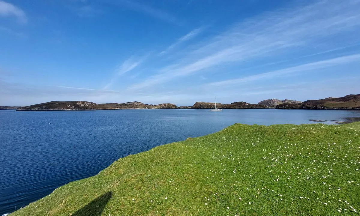Caolas Mor, Loch Skipport: {"base": "en", "no": "Et veldig fint og eksklusivt ankringssted. V\u00e6r oppmerksom p\u00e5 undervannsklippen midt i bukten (nevnt p\u00e5 sj\u00f8kart).", "se": "En mycket trevlig och exklusiv ankringsplats. Var uppm\u00e4rksam p\u00e5 undervattensklippan mitt i viken (n\u00e4mnd p\u00e5 sj\u00f6kort).", "en": "A very nice and exclusive anchoring place.\r\nMind the underwater rock right in the middle of the bay (mentioned on navigation maps)", "da": "Et meget dejligt og eksklusivt ankersted. Pas p\u00e5 undervandsklippen lige midt i bugten (n\u00e6vnt p\u00e5 navigationskort)", "fr": "Un lieu de mouillage tr\u00e8s agr\u00e9able et exclusif. Attention au rocher sous-marin en plein milieu de la baie (mentionn\u00e9 sur les cartes de navigation)", "de": "Ein sehr sch\u00f6ner und exklusiver Ankerplatz. Achten Sie auf den Unterwasserfelsen direkt in der Mitte der Bucht (auf Navigationskarten vermerkt).", "es": "Un lugar de anclaje muy bonito y exclusivo.<br>Tenga en cuenta la roca submarina justo en el medio de la bah\u00eda (mencionada en las cartas de navegaci\u00f3n)", "it": "Un luogo di ancoraggio molto bello ed esclusivo.<br>Fai attenzione alla roccia sottomarina proprio al centro della baia (menzionata sulle carte nautiche).", "pt": "Um local de ancoragem muito agrad\u00e1vel e exclusivo.<br> Preste aten\u00e7\u00e3o na rocha submersa bem no meio da ba\u00eda (mencionada nos mapas de navega\u00e7\u00e3o)", "nl": "Een zeer mooie en exclusieve ankerplaats. Let op de onderwaterrots precies in het midden van de baai (vermeld op navigatiekaarten).", "pl": "Bardzo \u0142adne i ekskluzywne miejsce do kotwiczenia.<br>Uwa\u017caj na podwodn\u0105 ska\u0142\u0119 znajduj\u0105c\u0105 si\u0119 na \u015brodku zatoki (wspomnian\u0105 na mapach nawigacyjnych)", "uk": "<p>\u0414\u0443\u0436\u0435 \u0433\u0430\u0440\u043d\u0435 \u0442\u0430 \u0435\u043a\u0441\u043a\u043b\u044e\u0437\u0438\u0432\u043d\u0435 \u043c\u0456\u0441\u0446\u0435 \u0434\u043b\u044f \u044f\u043a\u043e\u0440\u044e\u0432\u0430\u043d\u043d\u044f.</p><p>\u0423\u0432\u0430\u0436\u043d\u043e \u0441\u0442\u0435\u0436\u0442\u0435 \u0437\u0430 \u043f\u0456\u0434\u0432\u043e\u0434\u043d\u043e\u044e \u0441\u043a\u0435\u043b\u0435\u044e \u043f\u0440\u044f\u043c\u043e \u043f\u043e\u0441\u0435\u0440\u0435\u0434 \u0437\u0430\u0442\u043e\u043a\u0438 (\u0437\u0430\u0437\u043d\u0430\u0447\u0435\u043d\u043e \u043d\u0430 \u043d\u0430\u0432\u0456\u0433\u0430\u0446\u0456\u0439\u043d\u0438\u0445 \u043a\u0430\u0440\u0442\u0430\u0445)</p>", "ro": "Un loc de ancorare foarte frumos \u0219i exclusivist.<br/>Aten\u021bie la st\u00e2nca subacvatic\u0103 chiar \u00een mijlocul golfului (men\u021bionat\u0103 pe h\u0103r\u021bile de naviga\u021bie)", "tr": "\u00c7ok ho\u015f ve se\u00e7kin bir demirleme yeri. Koyun tam ortas\u0131ndaki su alt\u0131 kayalar\u0131na dikkat edin (navigasyon haritalar\u0131nda belirtilmi\u015ftir)", "el": "\u0388\u03bd\u03b1 \u03c0\u03bf\u03bb\u03cd \u03c9\u03c1\u03b1\u03af\u03bf \u03ba\u03b1\u03b9 \u03b1\u03c0\u03bf\u03ba\u03bb\u03b5\u03b9\u03c3\u03c4\u03b9\u03ba\u03cc \u03c3\u03b7\u03bc\u03b5\u03af\u03bf \u03b1\u03b3\u03ba\u03c5\u03c1\u03bf\u03b2\u03bf\u03bb\u03af\u03b1\u03c2. \u03a0\u03c1\u03bf\u03c3\u03bf\u03c7\u03ae \u03c3\u03c4\u03bf\u03bd \u03c5\u03c0\u03bf\u03b2\u03c1\u03cd\u03c7\u03b9\u03bf \u03b2\u03c1\u03ac\u03c7\u03bf \u03b1\u03ba\u03c1\u03b9\u03b2\u03ce\u03c2 \u03c3\u03c4\u03b7 \u03bc\u03ad\u03c3\u03b7 \u03c4\u03bf\u03c5 \u03ba\u03cc\u03bb\u03c0\u03bf\u03c5 (\u03b1\u03bd\u03b1\u03c6\u03ad\u03c1\u03b5\u03c4\u03b1\u03b9 \u03c3\u03c4\u03bf\u03c5\u03c2 \u03c7\u03ac\u03c1\u03c4\u03b5\u03c2 \u03c0\u03bb\u03bf\u03ae\u03b3\u03b7\u03c3\u03b7\u03c2)", "cs": "Velmi p\u011bkn\u00e9 a exkluzivn\u00ed kotvi\u0161t\u011b. D\u00e1vejte pozor na podvodn\u00ed sk\u00e1lu p\u0159\u00edmo uprost\u0159ed z\u00e1livu (uvedenou na naviga\u010dn\u00edch map\u00e1ch)", "hu": "Egy nagyon sz\u00e9p \u00e9s exkluz\u00edv horgonyz\u00f3hely. \u00dcgyeljen az \u00f6b\u00f6l k\u00f6zep\u00e9n l\u00e9v\u0151 v\u00edz alatti szikl\u00e1ra (a navig\u00e1ci\u00f3s t\u00e9rk\u00e9peken eml\u00edtve)", "fi": "Eritt\u00e4in mukava ja eksklusiivinen ankkurointipaikka.<br>Varo vedenalaista kive\u00e4 keskell\u00e4 lahtea (mainittu merikartoissa)", "bg": "\u0415\u0434\u043d\u043e \u043c\u043d\u043e\u0433\u043e \u0445\u0443\u0431\u0430\u0432\u043e \u0438 \u0435\u043a\u0441\u043a\u043b\u0443\u0437\u0438\u0432\u043d\u043e \u043c\u044f\u0441\u0442\u043e \u0437\u0430 \u043a\u043e\u0442\u0432\u0435\u043d\u0435. \u041e\u0431\u044a\u0440\u043d\u0435\u0442\u0435 \u0432\u043d\u0438\u043c\u0430\u043d\u0438\u0435 \u043d\u0430 \u043f\u043e\u0434\u0432\u043e\u0434\u043d\u0430\u0442\u0430 \u0441\u043a\u0430\u043b\u0430 \u0442\u043e\u0447\u043d\u043e \u0432 \u0441\u0440\u0435\u0434\u0430\u0442\u0430 \u043d\u0430 \u0437\u0430\u043b\u0438\u0432\u0430 (\u0443\u043f\u043e\u043c\u0435\u043d\u0430\u0442\u0430 \u0432 \u043d\u0430\u0432\u0438\u0433\u0430\u0446\u0438\u043e\u043d\u043d\u0438\u0442\u0435 \u043a\u0430\u0440\u0442\u0438).", "sr": "Vrlo lepo i ekskluzivno mesto za sidrenje. Pazite na podvodnu stenu koja se nalazi ta\u010dno u sredini zaliva (navedeno na navigacionim kartama)", "et": "V\u00e4ga kena ja eksklusiivne ankurduskoht. P\u00f6\u00f6rake t\u00e4helepanu veealusele kivile keset lahte (m\u00e4rgitud navigatsiooni kaartidel)", "lv": "\u013boti jauka un ekskluz\u012bva enkuro\u0161an\u0101s vieta.<br>Uzmanieties no zem\u016bdens akmens, kas atrodas tie\u0161i l\u012b\u010da vid\u016b (min\u0113ts navig\u0101cijas kart\u0113s)", "lt": "Labai gra\u017ei ir i\u0161skirtin\u0117 inkaravimo vieta. Atkreipkite d\u0117mes\u012f \u012f po vandeniu esan\u010di\u0105 uol\u0105 pa\u010diame \u012flankos viduryje (nurodyta navigacijos \u017eem\u0117lapiuose)"}
