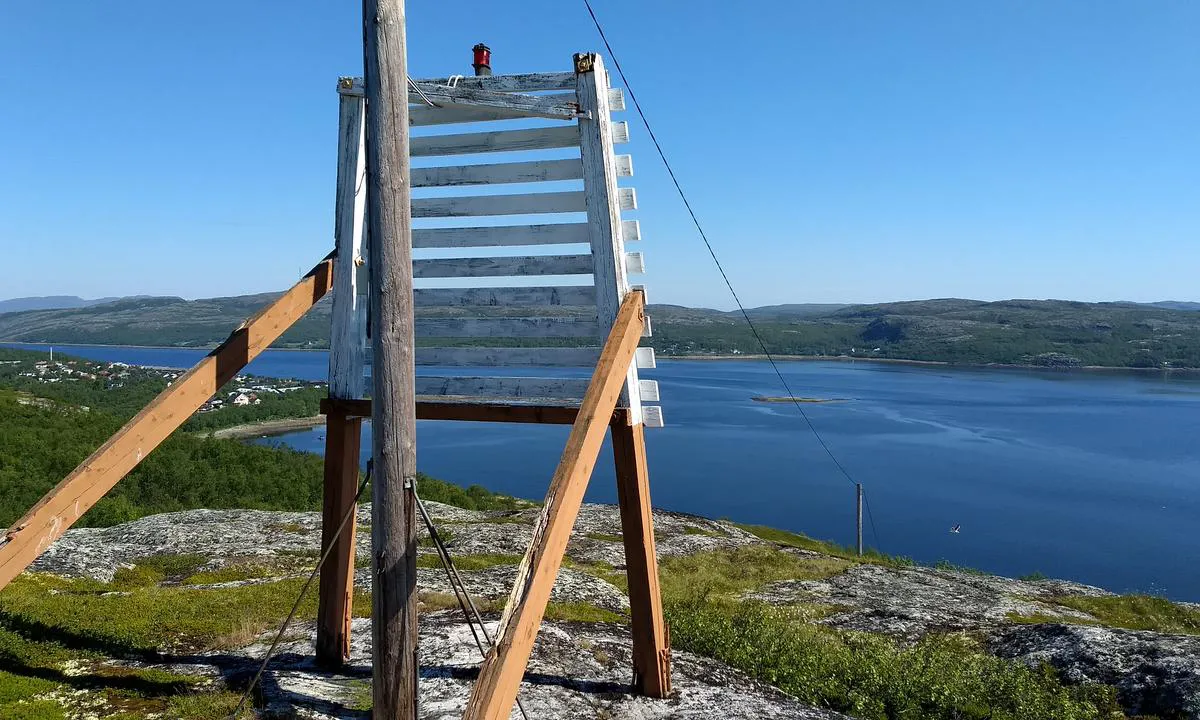 Carita Gjestehavn - Kirkenes: {"base": "no", "no": "Overrettmerket Vardeskj\u00e6r Kirkenes b\u00e5tforening", "se": "\u00d6verr\u00e4ttm\u00e4rke Vardeskj\u00e6r Kirkenes b\u00e5tforening", "en": "Leading mark Vardeskj\u00e6r Kirkenes boat association", "da": "Overretm\u00e6rket Vardesk\u00e6r Kirkenes b\u00e5deforening"}