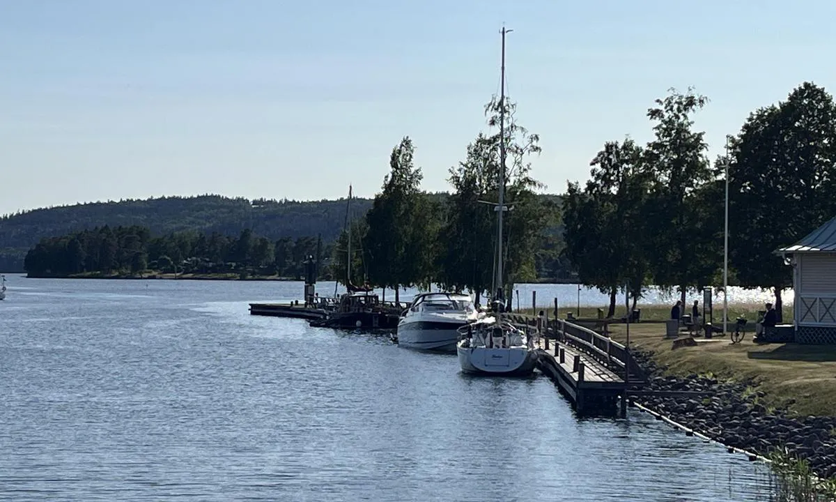 Carlsborgs Segelsällskap: {"base": "no", "no": "Kai p\u00e5 vestsiden.", "se": "Kaj p\u00e5 v\u00e4stsidan.", "en": "Quay on the west side.", "da": "Kaj p\u00e5 vestsiden."}