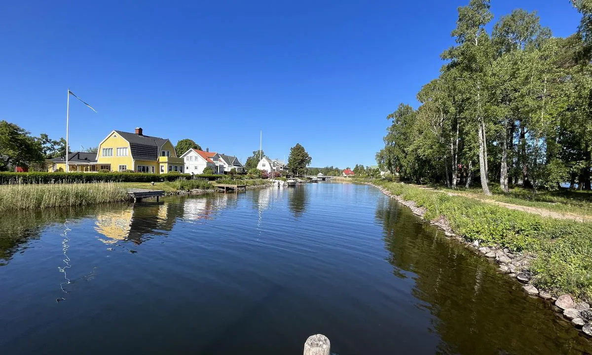 Karlsborg - Kanalbolaget: {"base": "no", "no": "Tatt fra \u00f8stlig kai mot broen", "se": "Tagen fr\u00e5n den \u00f6stra kajen mot bron", "en": "Taken from the eastern quay towards the bridge", "da": "Tatt fra \u00f8stlig kaj mod broen"}