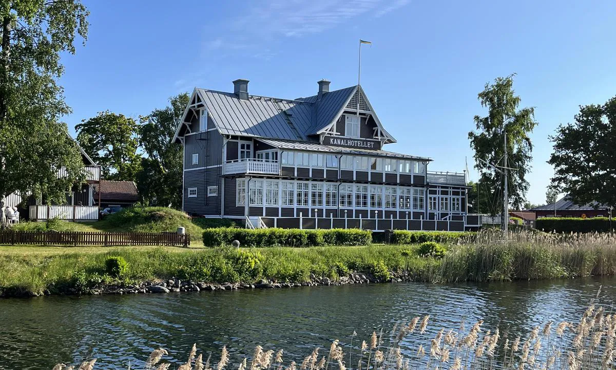 Carlsborgs Segelsällskap: Kanalhotellet ligger mellom de to kaiene. Staselig bygg!