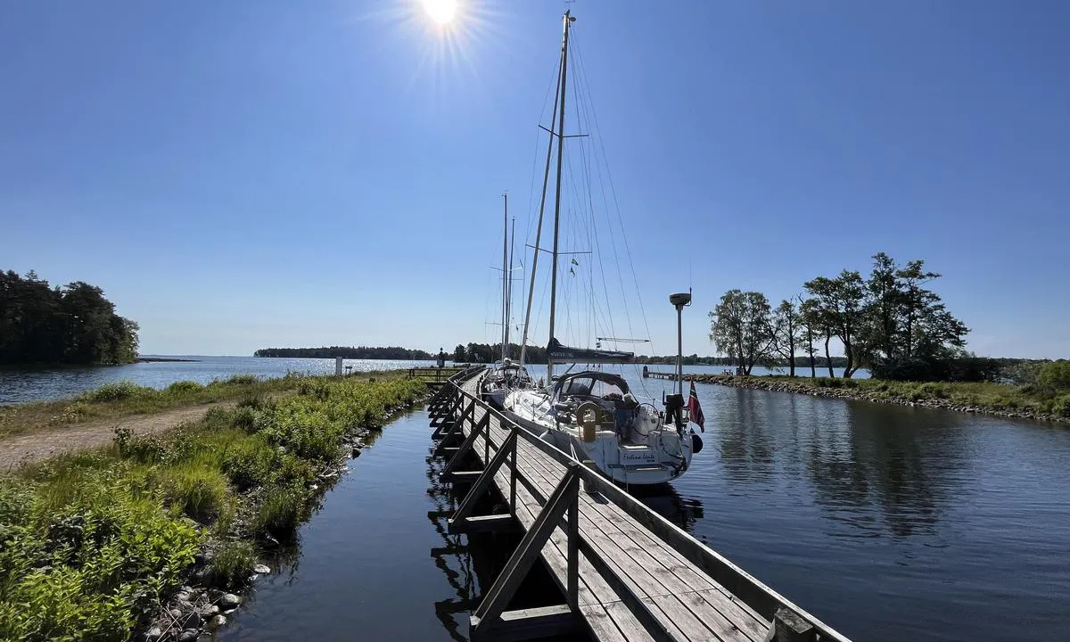 Karlsborg - Kanalbolaget: {"base": "no", "no": "To kaier, en f\u00f8r broen og en etter broen. Det er kun den vestlige kaien som har vann og str\u00f8m. Denne ligger ogs\u00e5 mer sentralt i forhold til servicebygget. Dette bildet er fra den \u00f8stlige kaien som ligger bot V\u00e4ttern.", "se": "Tv\u00e5 bryggor, en f\u00f6re bron och en efter bron. Det \u00e4r endast den v\u00e4stra bryggan som har vatten och str\u00f6m. Denna ligger ocks\u00e5 mer centralt i f\u00f6rh\u00e5llande till servicebyggnaden. Denna bild \u00e4r fr\u00e5n den \u00f6stra bryggan som ligger mot V\u00e4ttern.", "en": "Two quays, one before the bridge and one after the bridge. Only the western quay has water and electricity. This is also more centrally located in relation to the service building. This picture is from the eastern quay, which lies by V\u00e4ttern.", "da": "To kajer, en f\u00f8r broen og en efter broen. Det er kun den vestlige kaj, som har vand og str\u00f8m. Denne ligger ogs\u00e5 mere centralt i forhold til servicebygningen. Dette billede er fra den \u00f8stlige kaj, som ligger ved V\u00e4ttern."}