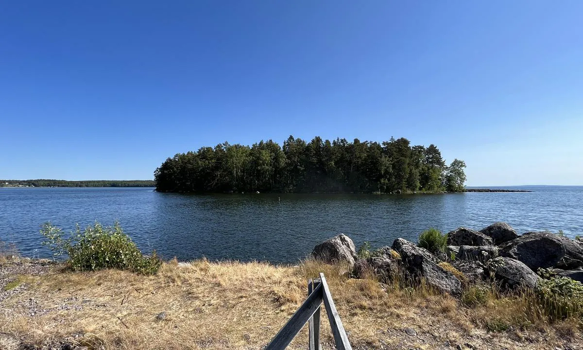 Karlsborg - Kanalbolaget: Øy på utsiden. Beskytter en del mot vind fra nordøst.