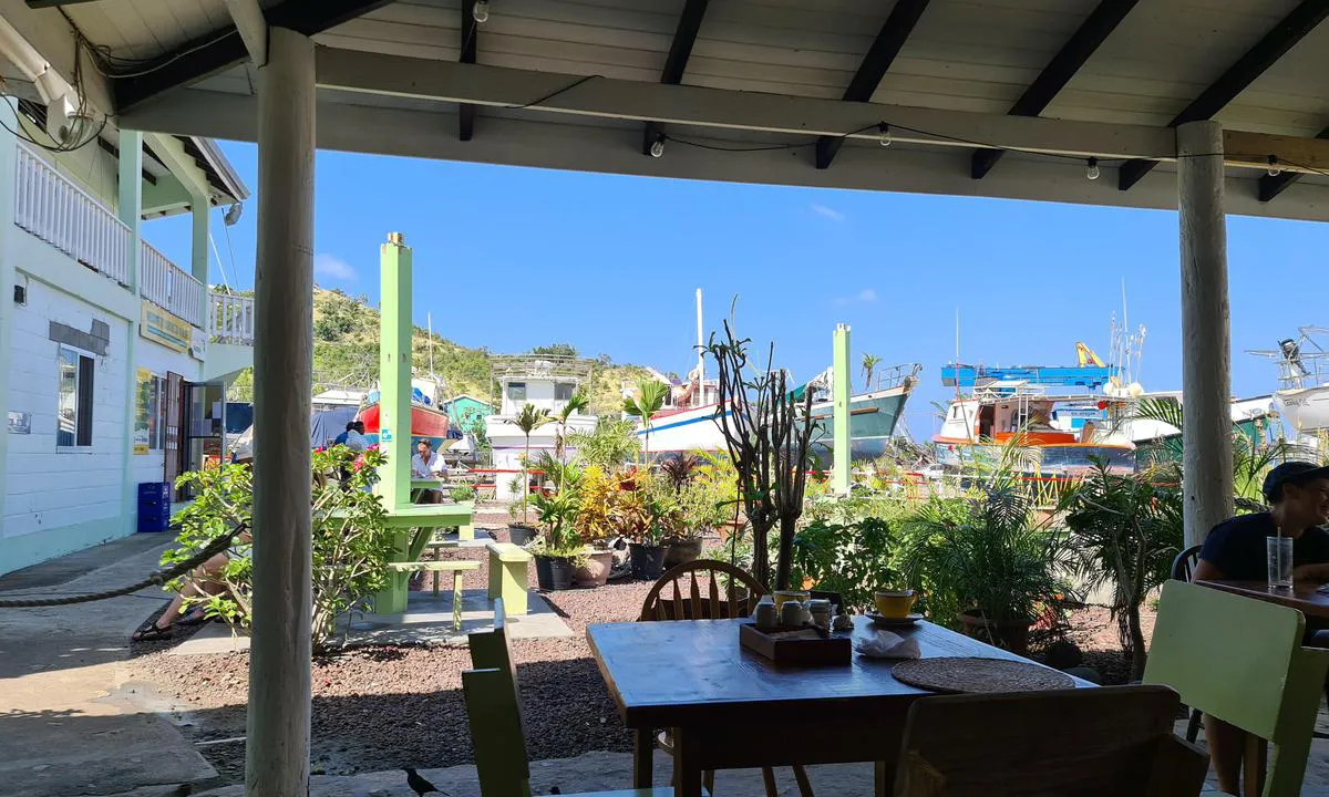 Carriacou Marine Ltd.: {"base": "en", "no": "hyggelig bar hvis du m\u00e5 vente foran immigrasjon og toll, du kan m\u00f8te sj\u00f8menn fra hele verden", "se": "trevlig bar om du m\u00e5ste v\u00e4nta framf\u00f6r immigration och tull, du kan tr\u00e4ffa seglare fr\u00e5n hela v\u00e4rlden", "en": "nice Bar if you have to wait in front of immigration and customs, you can meet sailors form all over the world", "da": "hyggelig bar, hvis du skal vente foran immigration og told, kan du m\u00f8de sejlere fra hele verden"}