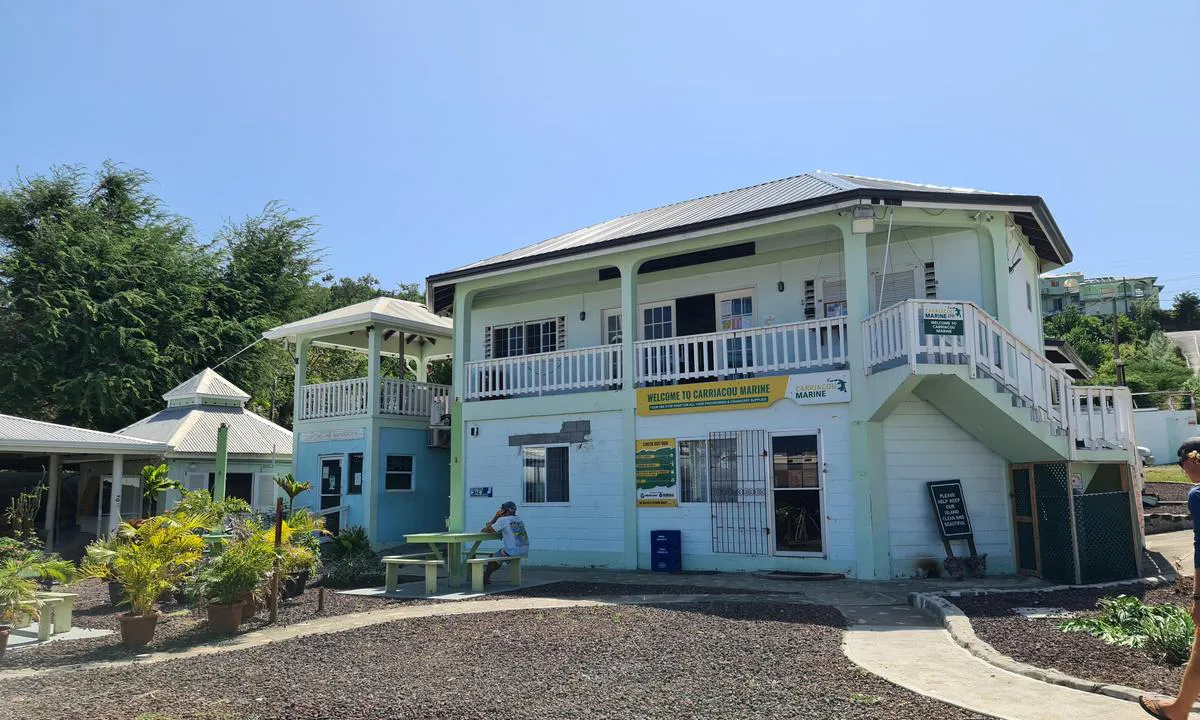 Carriacou Marine Ltd.: {"base": "en", "no": "til h\u00f8yre er en koselig bar, i midten immigrasjon og tollkontor, til h\u00f8yre havnekontoret, p\u00e5 baksiden, toaletter, dusjer, vaskemaskin", "se": "till h\u00f6ger en trevlig bar, i mitten invandring och tull, till h\u00f6ger hamnkontoret, p\u00e5 baksidan, toaletter, duschar, tv\u00e4ttmaskin", "en": "right a nice Bar, in the middle immigration and customs, right the harbour office, on the backside, toilettes, showers, washing machine", "da": "til h\u00f8jre en hyggelig Bar, i midten indvandring og told, til h\u00f8jre havnekontoret, p\u00e5 bagsiden, toiletter, brusere, vaskemaskine"}
