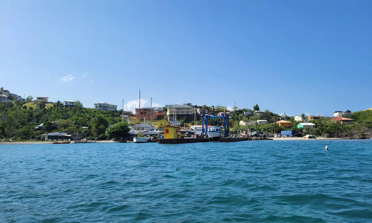 Carriacou Marine Ltd.: {"base": "en", "no": "slipp og drivstoffstasjon (gult hus)", "se": "slipv\u00e4g och br\u00e4nslestation (gult hus)", "en": "slipway and fuel station (yellow house)", "da": "sl\u00e6bested og tankstation (gul bygning)"}