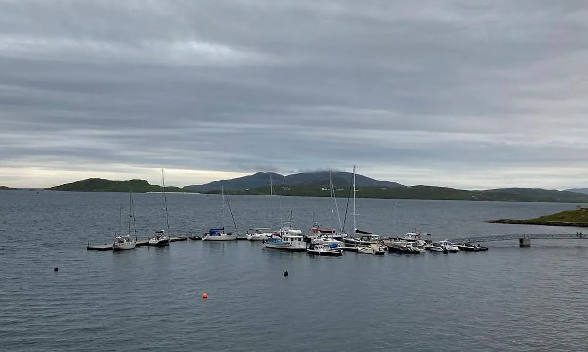 Castlebay: {"base": "no", "no": "God havn med kort vei til butikk og restauranter", "se": "God hamn med kort v\u00e4g till butik och restauranger", "en": "Good harbour with a short distance to shops and restaurants", "da": "God havn med kort vej til butik og restauranter"}